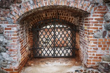 Dövme demir çubuklarla pencere