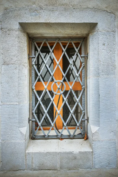 Ventana con barras de hierro forjado — Foto de Stock