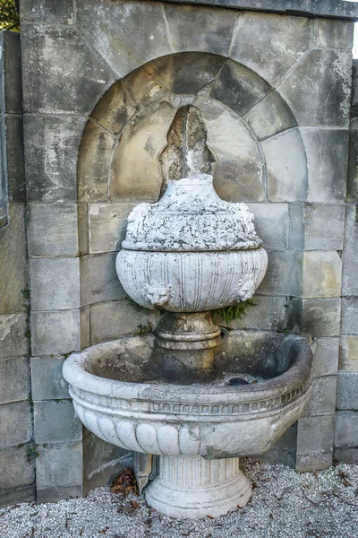 Starej fontanny w Książu jest zamek w Polsce — Zdjęcie stockowe