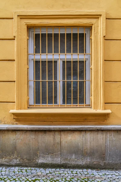 Okno z kutego żelaza barów — Zdjęcie stockowe