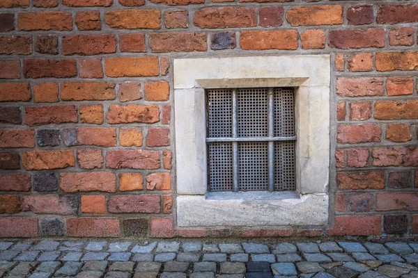 Venster met smeedijzeren bars — Stockfoto