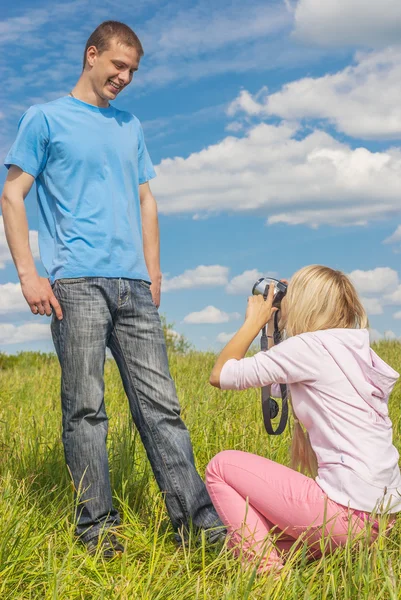 Woman photographs man — Stock Photo, Image