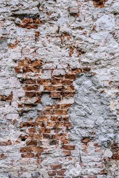 Ziegelwand mit bröckelndem Putz — Stockfoto