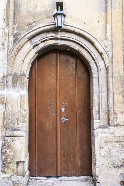 Porta em uma fortaleza antiga — Fotografia de Stock