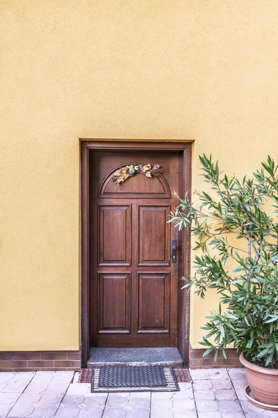 Door in an ancient fortress — Stock Photo, Image