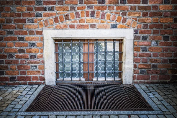 Fenêtre avec barres en fer forgé — Photo