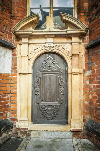 Puerta en una antigua fortaleza — Foto de Stock