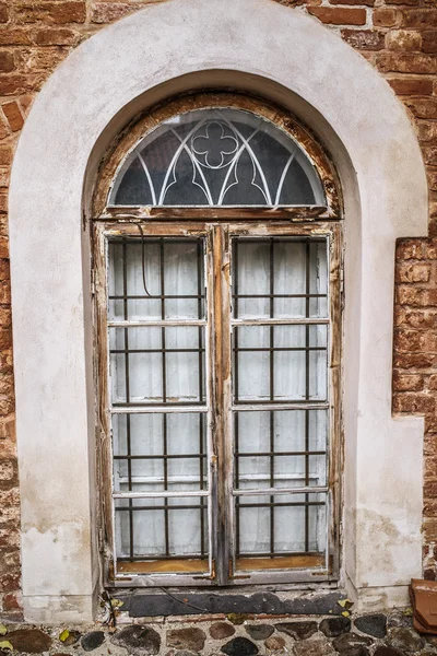 Venster met smeedijzeren bars — Stockfoto