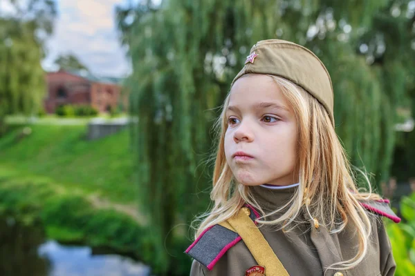 Niña pequeña con uniformes militares soviéticos —  Fotos de Stock