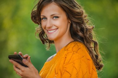 vrouw is te typen met stylus op apparaat