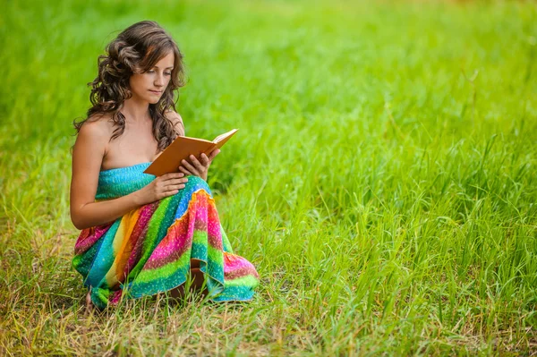 Portret van mooie vrouw boek houden — Stockfoto