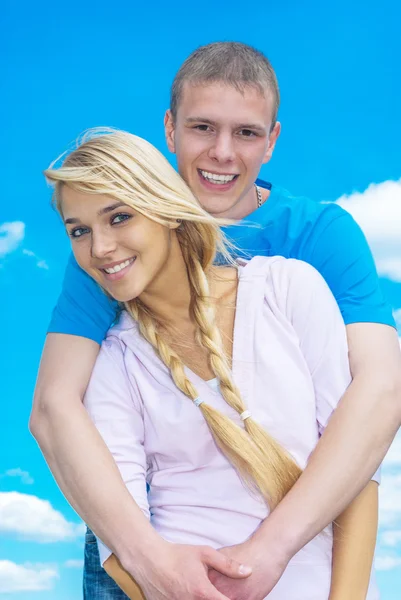 Fiatal pár, a park nyári szerelem — Stock Fotó