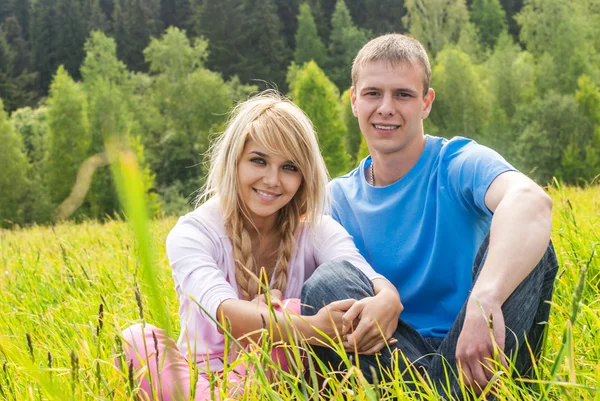 Giovane uomo e ragazza sul prato Immagine Stock