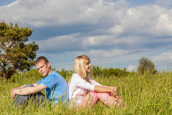 Jong stel buiten — Stockfoto