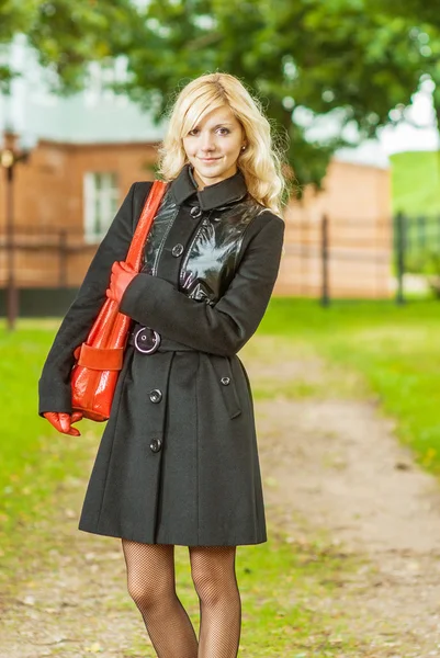 Blondine auf Fußweg im Park — Stockfoto