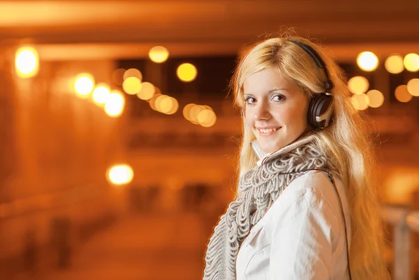 Retrato de menina com fones de ouvido — Fotografia de Stock