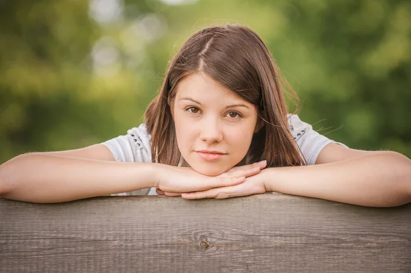 девушка положила голову на руки. положили девушку. эшли грин и келлан латс. женщина сидит на мужчине. девушка положила голову на руки.