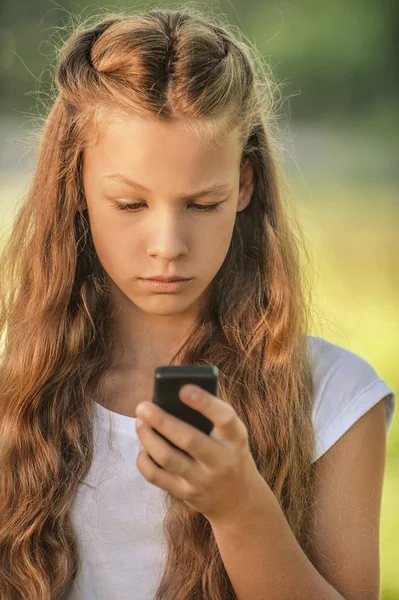 携帯電話を持つ若い女の子 — ストック写真