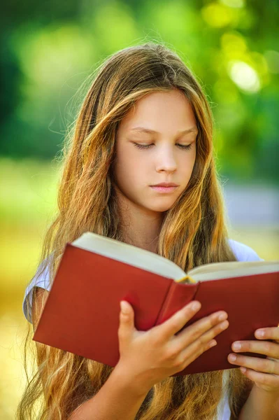 Genç kız okuma kırmızı kitap — Stok fotoğraf