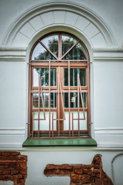Dövme demir çubuklarla pencere