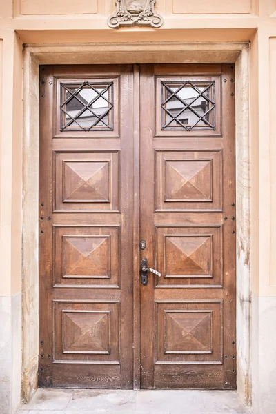 Puerta en una antigua fortaleza — Foto de Stock