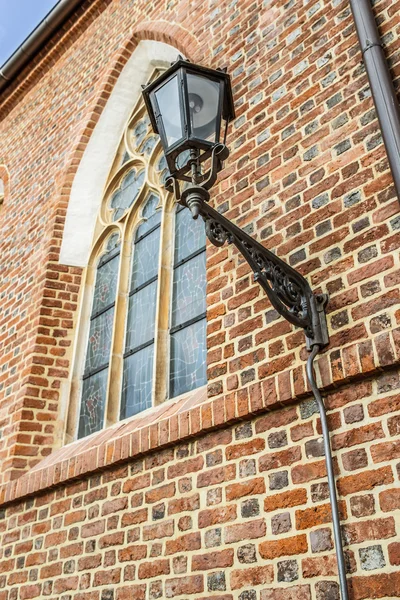 Lantaarn op muur steen — Stockfoto