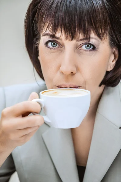 Femme d'affaires buvant du café — Photo