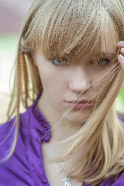 Porträt einer jungen Frau — Stockfoto