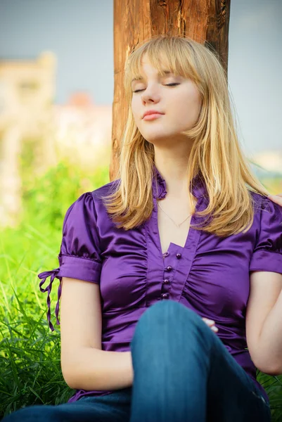 Retrato de menina em blusa violeta — Fotografia de Stock