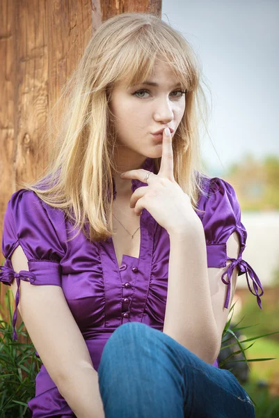 Retrato de menina em blusa violeta — Fotografia de Stock