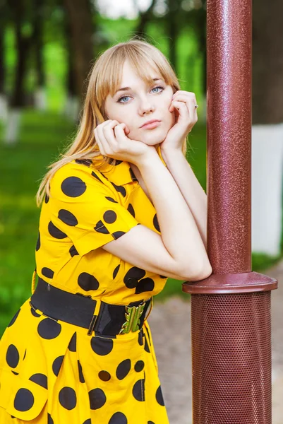 Chica en el poste — Foto de Stock