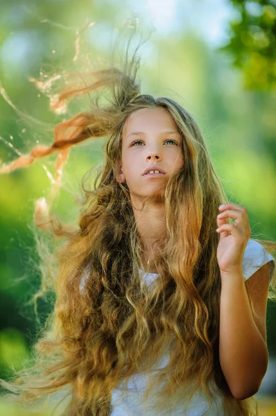 Sonriente hermoso adolescente viento con vuelo pelo — Foto de Stock