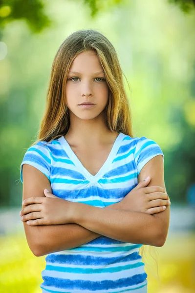 Triste adolescente menina em blusa azul — Fotografia de Stock