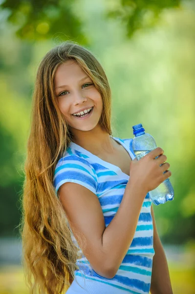 Εφηβικό κορίτσι με μπουκάλι νερό — Φωτογραφία Αρχείου