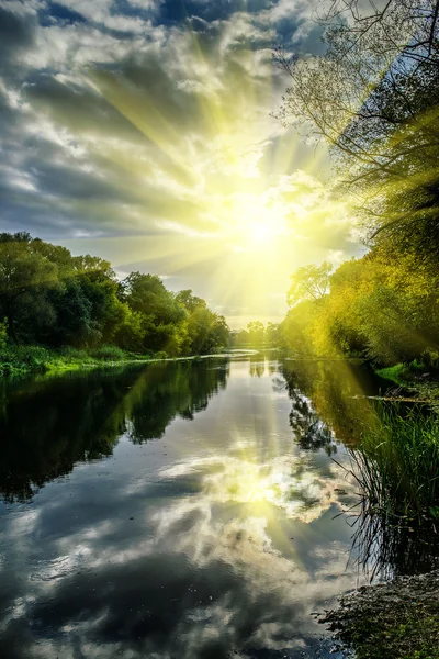 Solnedgång på floden — Stockfoto