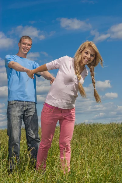 Hombre joven abrazando a la mujer — Foto de Stock