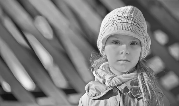 Liten flicka i mössa och jacka — Stockfoto