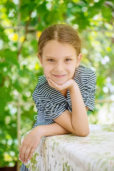 Petite fille en robe rayée — Photo