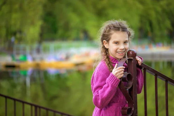 Malá holčička v červený svetr poblíž — Stock fotografie