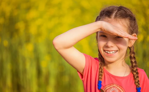 Meisje sluit ogen van zon — Stockfoto