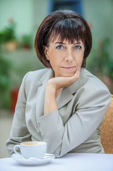 Beautiful businesswoman drinking coffee — Stock Photo, Image