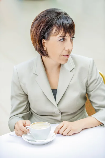 Schöne Geschäftsfrau trinkt Kaffee — Stockfoto