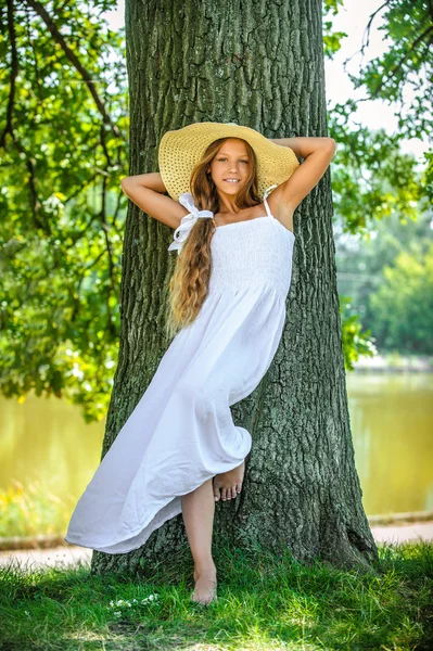 Bella adolescente in cappello a tesa larga — Foto Stock