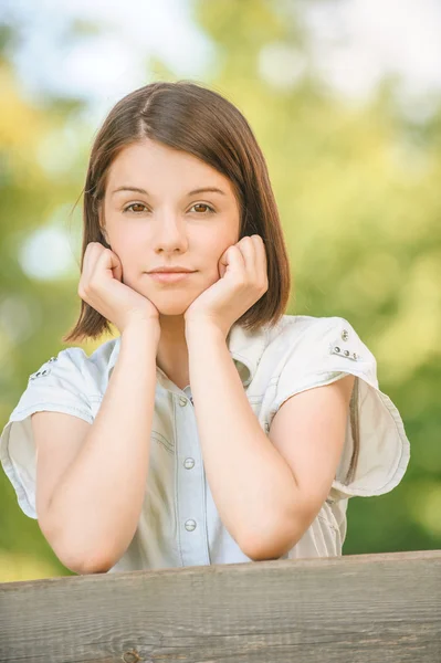 Porträt einer jungen, traurigen Frau — Stockfoto