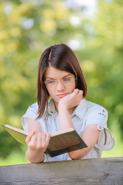 Portrait of beautiful reading brunette girl — Stock Photo, Image