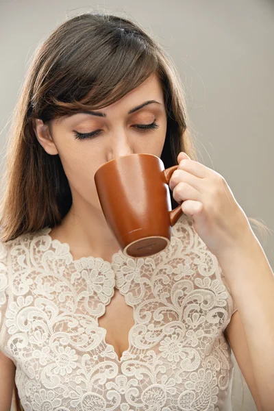 Dunkelhaarige Frau trinkt Tee — Stockfoto