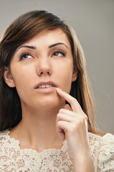 Dark-haired vrouw op zoek zorgvuldig tot — Stockfoto