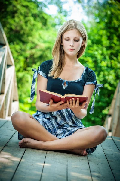 Mladá žena čtení knihy — Stock fotografie