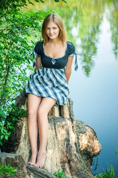 Junge Frau auf Stummel — Stockfoto