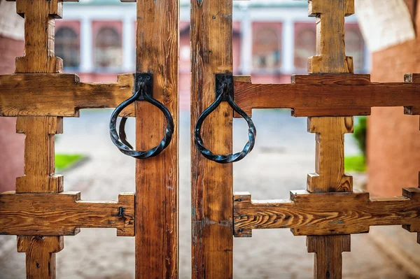 Porta in un'antica fortezza — Foto Stock